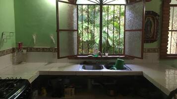 House | Dapur peribadi | Peti sejuk, ketuhar, dapur, cerek elektrik