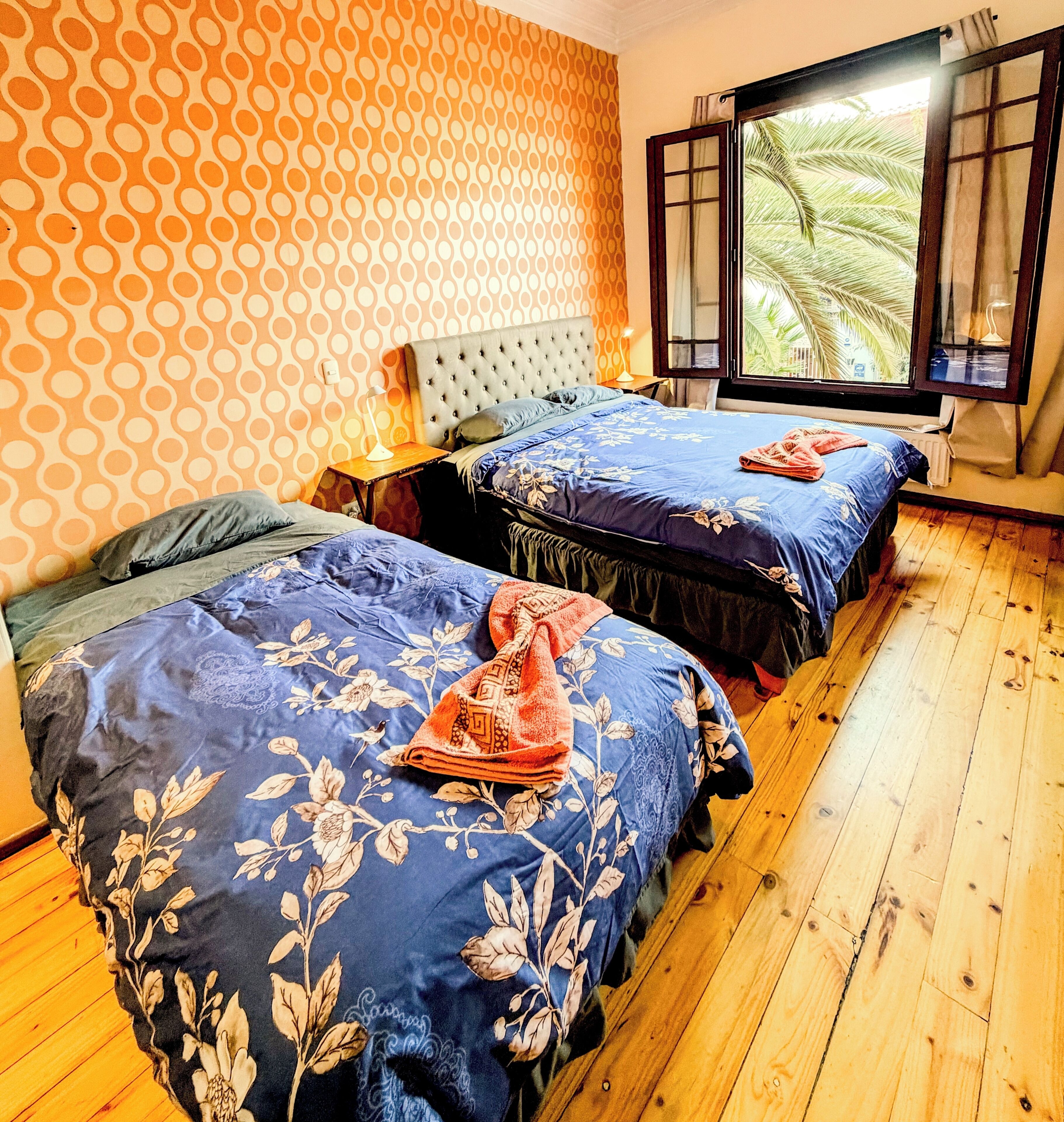 Habitación cuádruple familiar, varias camas, no fumadores, vistas a la ciudad | Ropa de cama de alta calidad, edredones de plumas, minibar y caja fuerte
