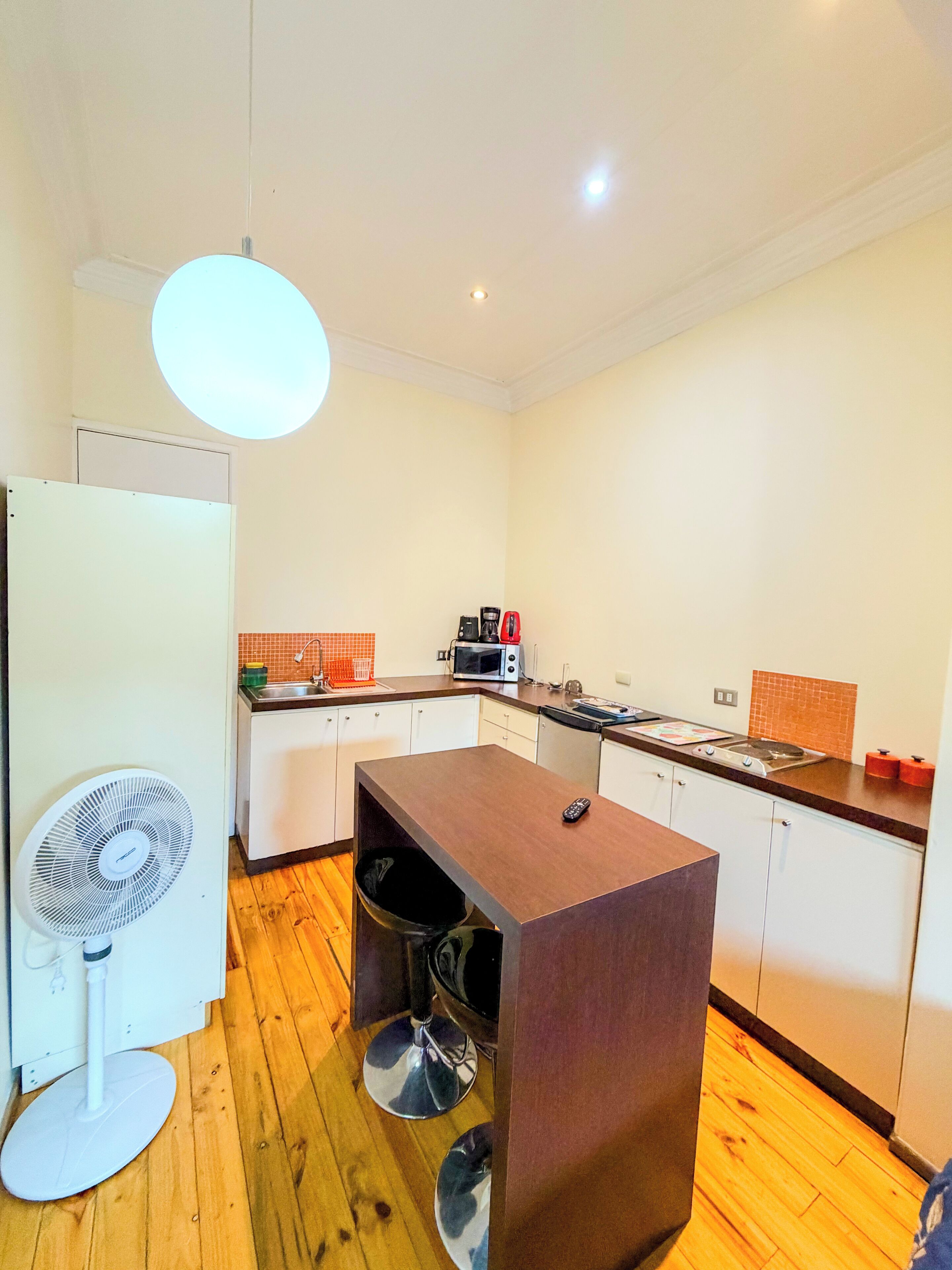 Quarto quádruplo família, várias camas, para não fumantes, vista para a cidade | Cozinha privada | Frigobar, micro-ondas, cooktop, lava-louças