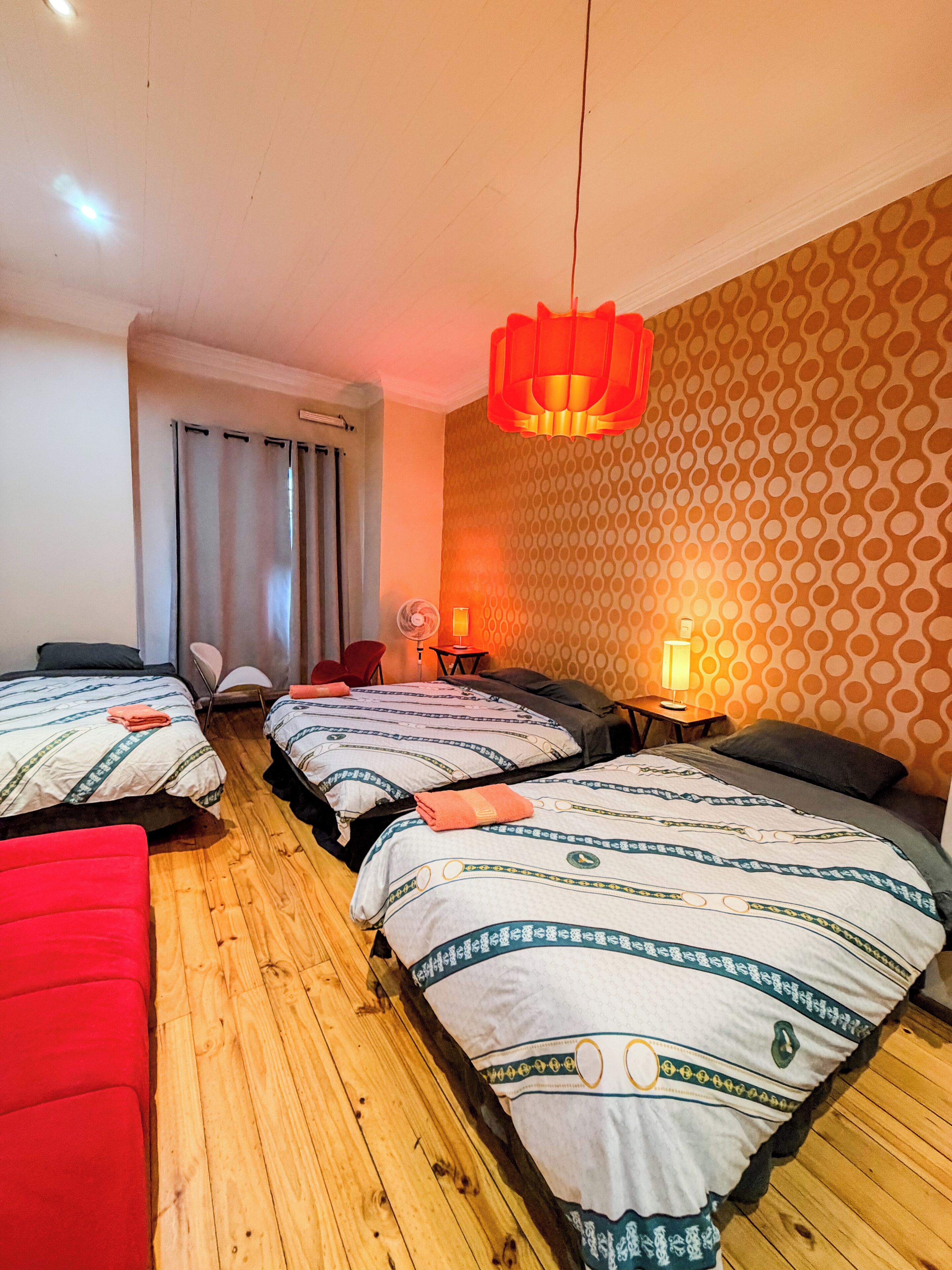 Suite estudio familiar, varias camas | Ropa de cama de alta calidad, edredones de plumas, minibar y caja fuerte