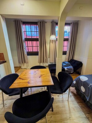 Apartamento familiar, varias camas, no fumadores, baño privado | Comedor