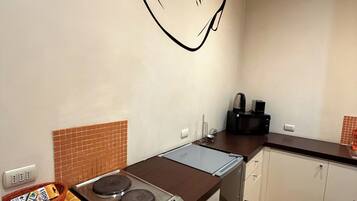 Family Studio Suite, Multiple Beds | Private kitchen | Mini-fridge, microwave, stovetop, dishwasher