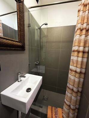 Family Apartment, Multiple Beds, Non Smoking, Ensuite | Bathroom | Shower, rainfall showerhead, towels, soap