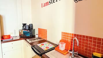 Family Studio Suite, Multiple Beds, Non Smoking | Private kitchen | Mini-fridge, microwave, stovetop, dishwasher