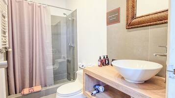 Suite monolocale familiare, letti multipli, non fumatori | Bagno | Doccia, soffione a pioggia, asciugamani, sapone