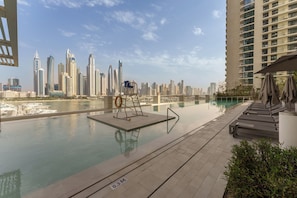 Outdoor pool - Maison Privee - Exclusive Apt w/ Unmatched Dubai Marina Vistas (Dubai)