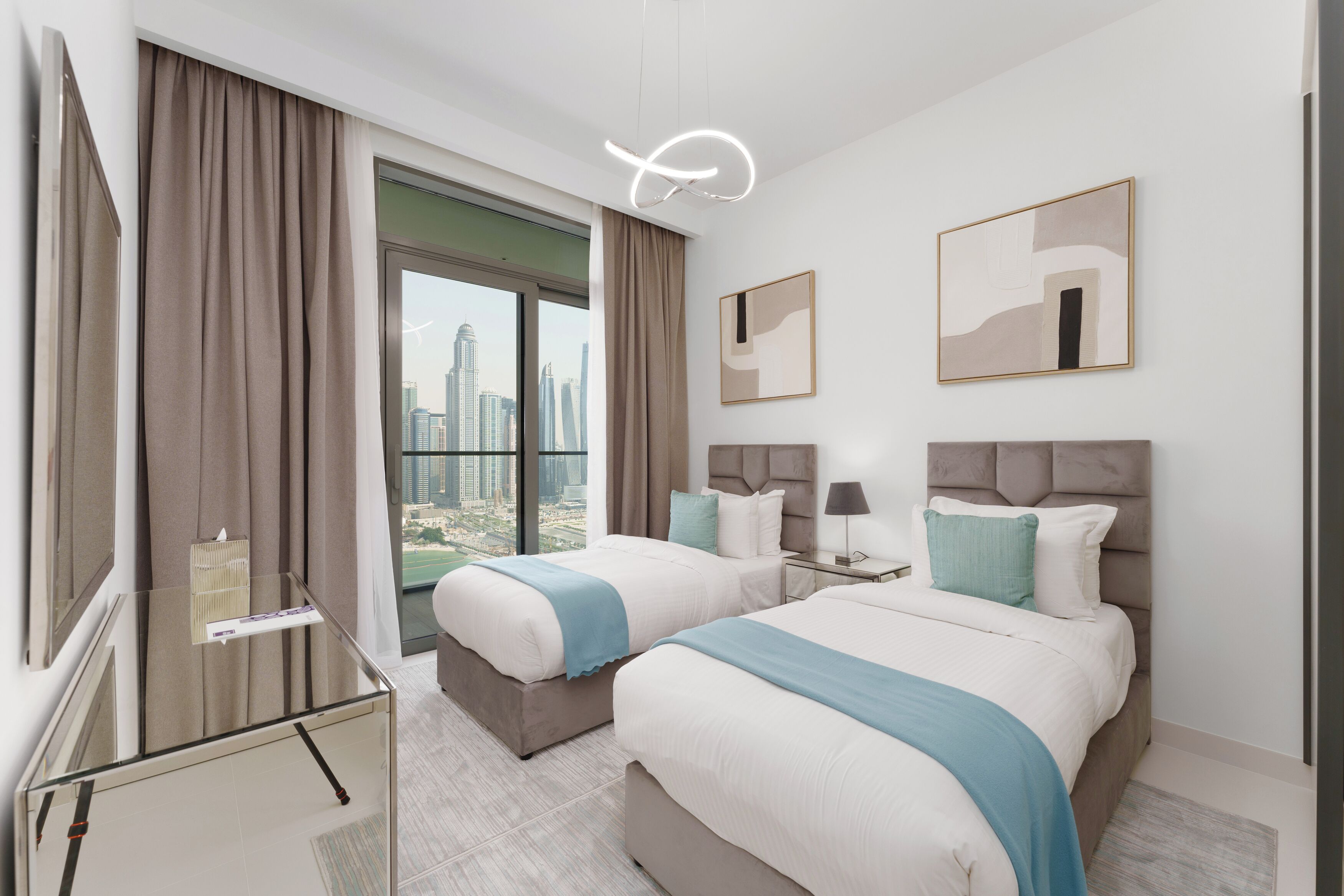Ein modernes Hotelzimmer mit zwei Betten, einem Glastisch, Blick auf die Stadt und zeitgemäßer Einrichtung.
