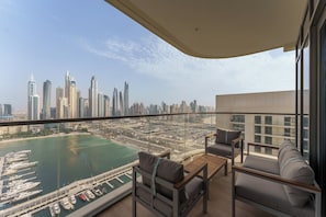 Exclusive Apartment, 3 Bedrooms, Sea View | Balcony view - Maison Privee - Exclusive Apt w/ Unmatched Dubai Marina Vistas (Dubai)