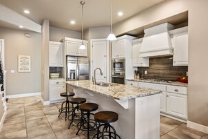 Townhome, 4 Bedrooms | Private kitchen | Fridge, oven, coffee/tea maker, toaster