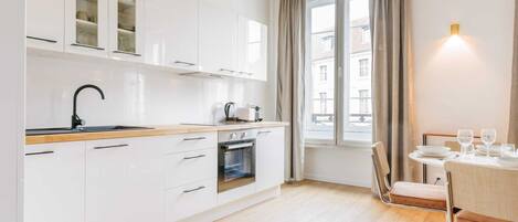 Apartament prèmium (1D) | Cuina privada | Frigorífic, placa de cuina, cafetera exprés i bullidora elèctrica