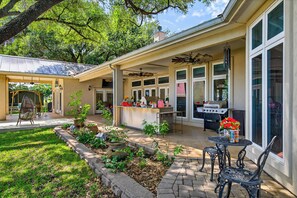 Outdoor dining - Bluebonnet Retreat Haven | Concierge Services (Kingsland)