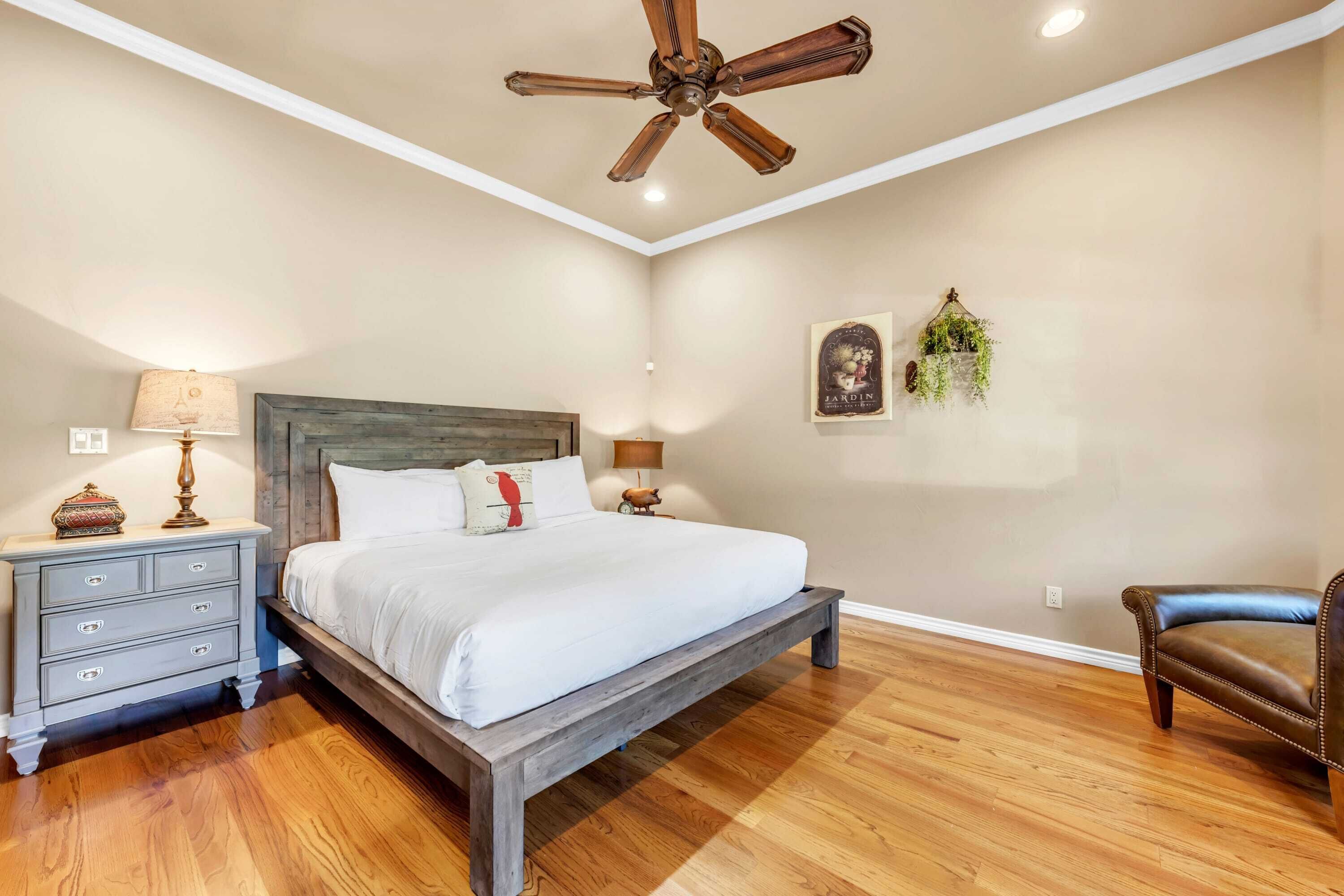 5 habitaciones, tabla de planchar con plancha y cuna de viaje 