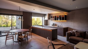 Exclusive Room +RETREAT | Private kitchen | Coffee/tea maker, electric kettle, dining tables