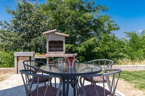 Relax outdoors with a round table and six comfortable chairs, perfect for al fresco dining and barbecue.