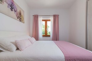 3 chambres, fer et planche à repasser, Wi-Fi, draps fournis
