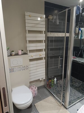 Douche, sèche-cheveux, serviettes fournies, savon