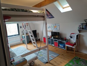 3 habitaciones, tabla de planchar con plancha, wifi y ropa de cama 