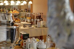 朝食 (ビュッフェ)、毎日提供 (有料)