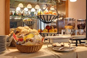 Tägliches Frühstücksbuffet (10 EUR pro Person)