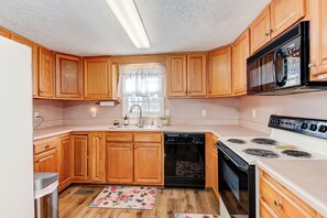 Fridge, microwave, oven, stovetop - Charming 2-Bedroom Family-Friendly Farm Stay - Experience the Countryside! (Asheville)