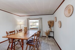 Dining - Charming 2-Bedroom Family-Friendly Farm Stay - Experience the Countryside! (Asheville)