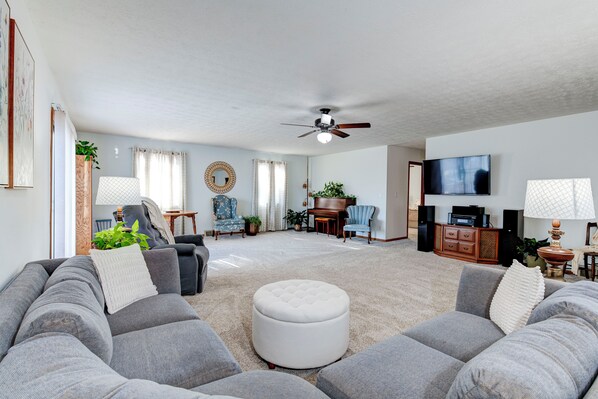 Smart TV, books - Charming 2-Bedroom Family-Friendly Farm Stay - Experience the Countryside! (Asheville)