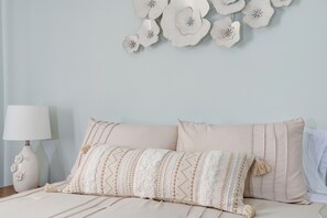 2 bedrooms, iron/ironing board, travel crib, WiFi - Charming 2-Bedroom Family-Friendly Farm Stay - Experience the Countryside! (Asheville)