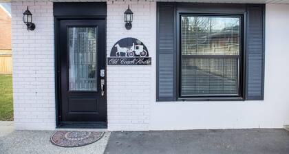 Detached Victorian Style Tiny Home - Long Stays U7