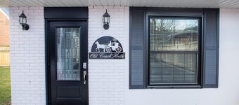 Detached Victorian Style Tiny Home - Long Stays U7