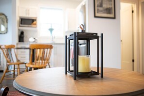 House | 2 bedrooms, Internet - Detached Victorian Style Tiny Home - Long Stays U7 (Burlington)