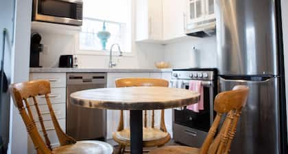 Detached Victorian Style Tiny Home - Long Stays U7