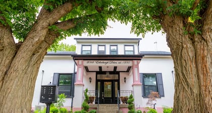 Detached Victorian Style Tiny Home - Long Stays U7