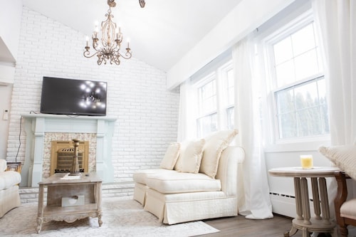 Fully Private 3 Bdrm Suite - The Winchester