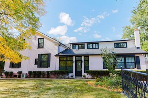 Apartment | 3 bedrooms - Fully Private 3 Bdrm Suite - The Winchester (Burlington)