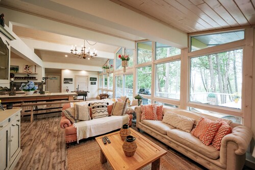 Bright Spacious Chalet on Lake Huron - Private