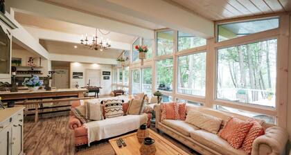 Bright Spacious Chalet on Lake Huron - Private