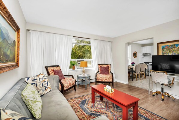 Apartment | 2 bedrooms, Internet - Private 2bdrm Newly Renovated - Furnished apt - U3 (Burlington)