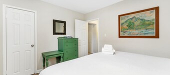 Private 2bdrm Newly Renovated - Furnished apt - U3