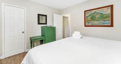 Private 2bdrm Newly Renovated - Furnished apt - U3
