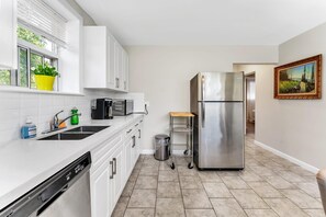 Apartment | 2 bedrooms, Internet - Private 2bdrm Newly Renovated - Furnished apt - U3 (Burlington)