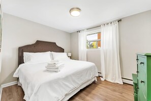 Apartment | 2 bedrooms, Internet - Private 2bdrm Newly Renovated - Furnished apt - U3 (Burlington)