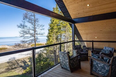 Luxury Lakefront Cottage - The Shining Star