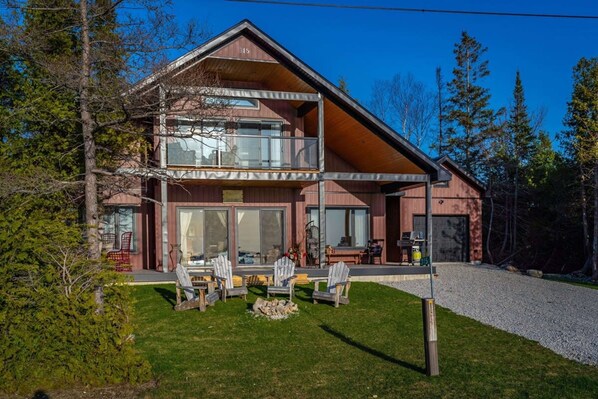Room - Luxury Lakefront Cottage - The Shining Star (South Bruce Peninsula)
