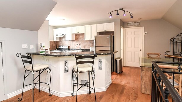 Apartment | 2 bedrooms, Internet - Private 2bdrm Unit With Ensuite Laundry - U5A (Burlington)