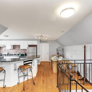 Apartment | 2 bedrooms, Internet - Private 2bdrm Unit With Ensuite Laundry - U5A (Burlington)