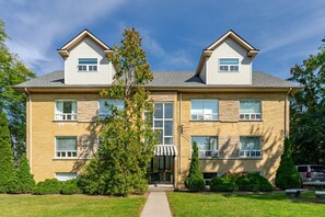 2 bedrooms, Internet - Private 2bdrm Unit With Ensuite Laundry - U5A (Burlington)