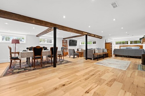 Luxurious Lower Level Apartment Closeto Downtown