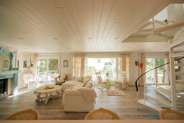 House | 4 bedrooms, Internet - Hot Tub Waterfront Cottage - Near Sauble Beach (South Bruce Peninsula)