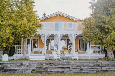 Hot Tub Waterfront Cottage - Near Sauble Beach