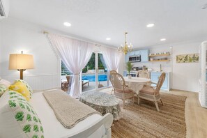 1 bedroom, Internet - Casa Del Sol Chic 1-br Suite Poolside Bliss for 4 (Fort Myers)